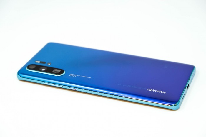 Der Ein-Schalter hat wie der des Mate 20 Pro eine farbige Markierung. (Bild: Tobias Költzsch/Golem.de)