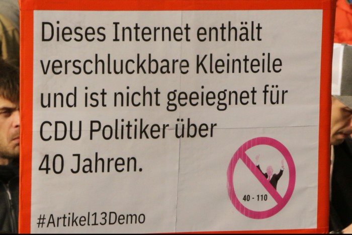 Die Demonstranten hatten Hunderte Plakate und Transparente vorbereitet.  (Foto: Friedhelm Greis/Golem.de)