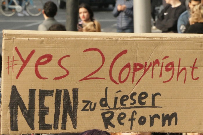 Auf vielen Plakaten wurde der Schutz von Urheberrechten gefordert, jedoch anders als in der EU-Richtlinie geplant. (Foto: Friedhelm Greis/Golem.de)