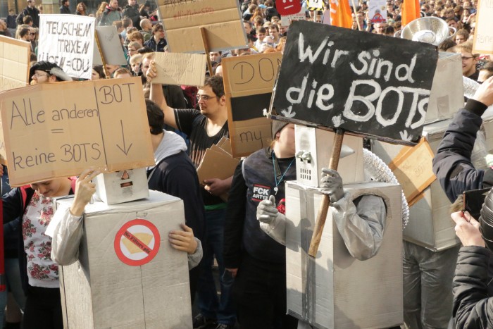 Es gab doch ein paar richtige Bots auf der Demonstration. (Foto: Friedhelm Greis/Golem.de)