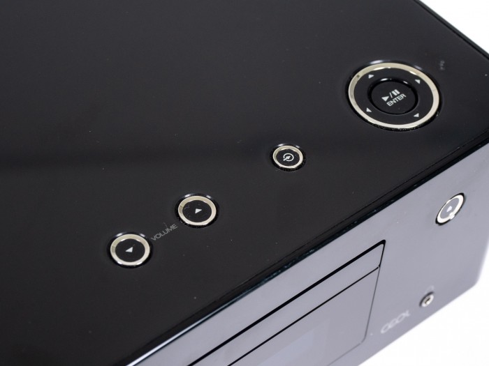 Die Bedienungsmöglichkeiten am Gerät sind auf das Nötigste reduziert. (Foto: Martin Wolf/Golem.de)