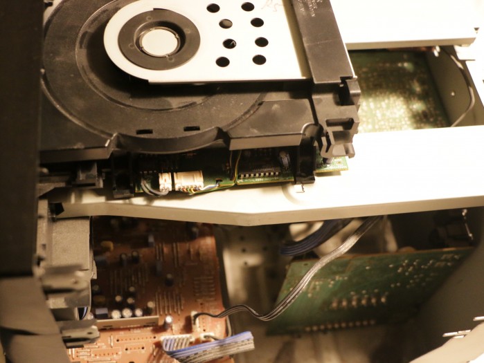 Das defekte CD-Laufwerk muss Platz machen für das Display. (Foto: Friedhelm Greis/Golem.de)