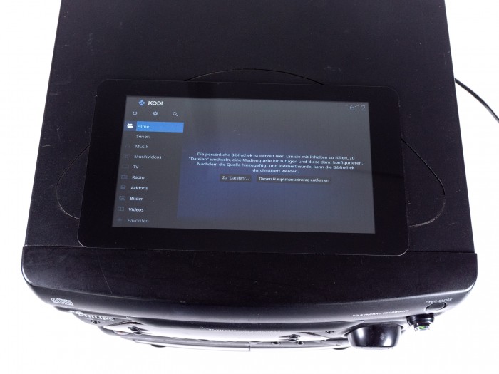 Mit Hilfe eines 7-Zoll-Touchdisplays und dem Mediencenter Kodi lässt sich relativ komfortabel in der Musiksammlung stöbern. (Foto: Martin Wolf/Golem.de)