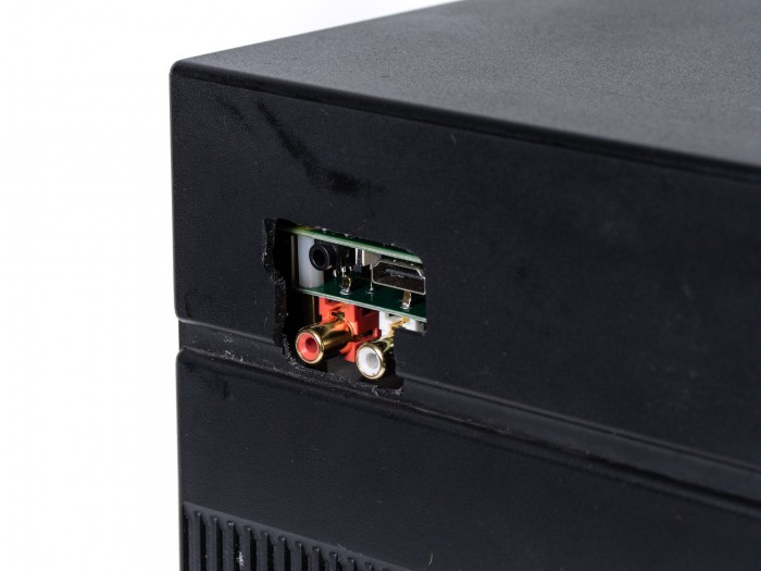 Die Aussparungen für die Anschlüsse ließen sich leicht aus dem dünnen Plastikgehäuse heraustrennen. (Foto: Martin Wolf/Golem.de)