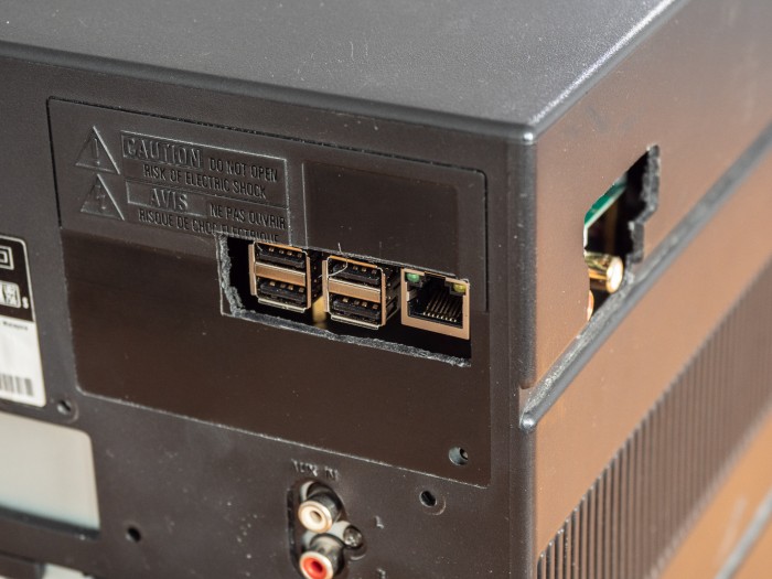 Immerhin vier USB-Anschlüsse bringt der Raspberry mit. Vernetzen lässt er sich per LAN und WLAN. (Foto: Martin Wolf/Golem.de)