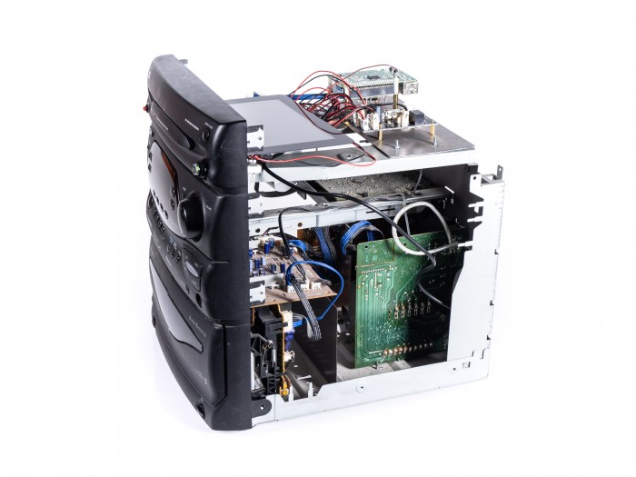 In dem Gehäuse war reichlich Platz für die erforderlichen Platinen, nachdem der CD-Player entfernt worden war. (Foto: Martin Wolf/Golem.de)