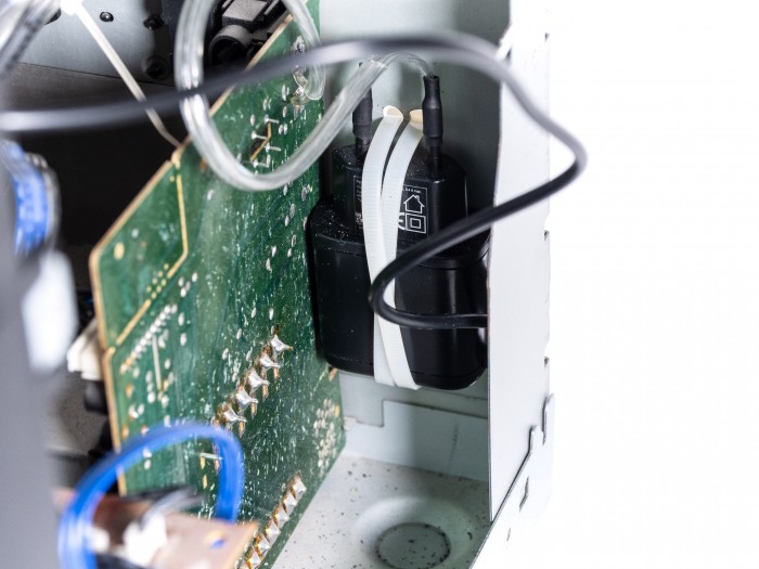 Als Stromversorgung dient ein Netzteil mit 3 Ampère. (Foto: Martin Wolf/Golem.de)