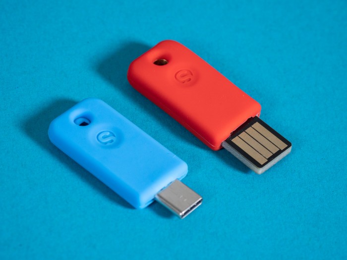 Die Solokeys gibt es als USB-A- und USB-C-Sticks. Eine NFC-Variante soll bald folgen. (Bild: Martin Wolf/Golem.de)