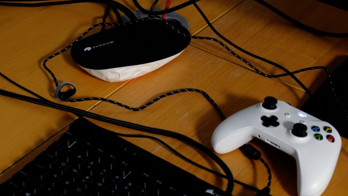 Wegen der fehlenden Bluetooth-Unterstützung entsteht schnell Kabelsalat auf dem Couch-Tisch. (Bild: Michael Wieczorek/Golem.de)