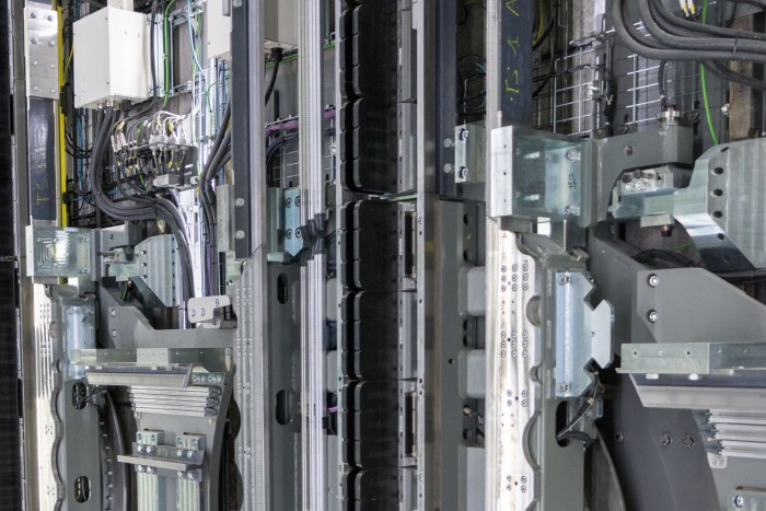 Die Kabine wird von einem Linearmotor angetrieben. In der Mitte in Schwarz sind die elektromagnetischen Spulen. (Bild: Werner Pluta/Golem.de)