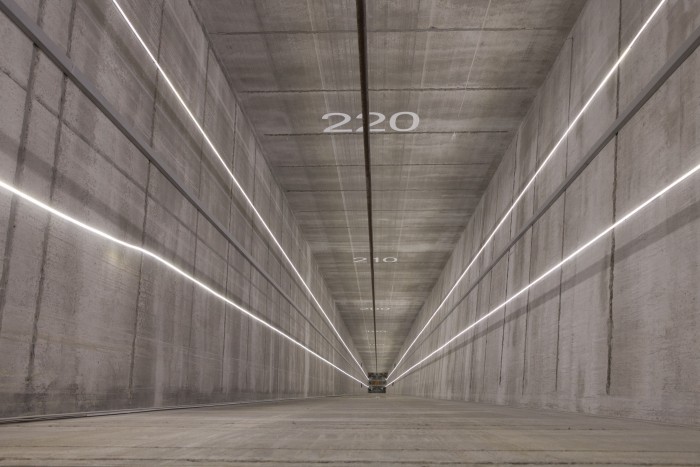 Abwärts: Insgesamt hat der Turm zwölf Schächte. In diesem werden Aufzugbremsen getestet. (Bild: Werner Pluta/Golem.de)