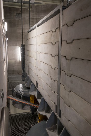 Der Turm hat einen Schwingungsdämpfer, der aber für bestimmte Tests auch Schwingungen erzeugen kann. (Bild: Werner Pluta/Golem.de)