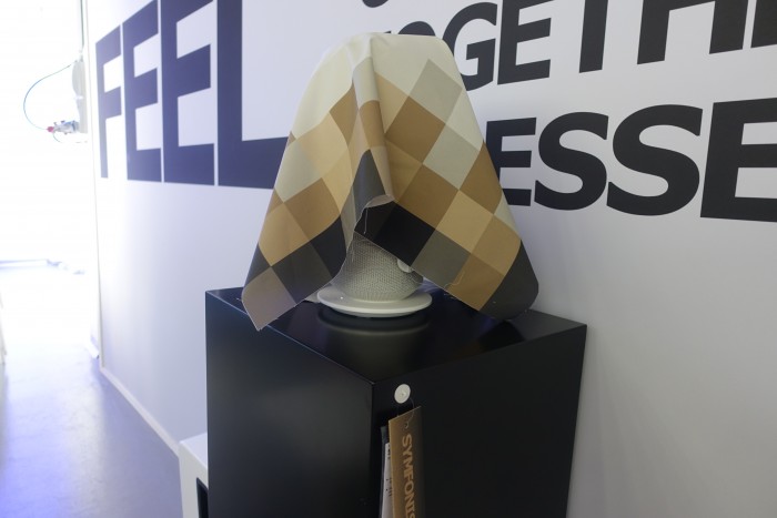 Der gro&szlig;e Symfonisk-Lautsprecher mit Lampe unter einem Tuch (Bild: Ingo Pakalski/Golem.de)