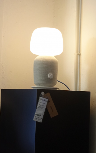 Der gro&szlig;e Symfonisk-Lautsprecher ist auch eine Lampe. (Bild: Ingo Pakalski/Golem.de)