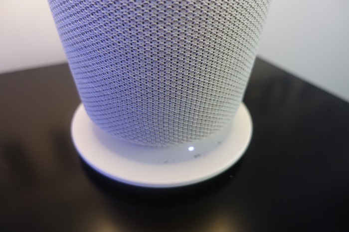 Der Lampen-Lautsprecher hat im Fu&szlig; Steuertasten zur Musikwiedergabe und f&uuml;r die Lautst&auml;rkeregelung. (Bild: Ingo Pakalski/Golem.de)