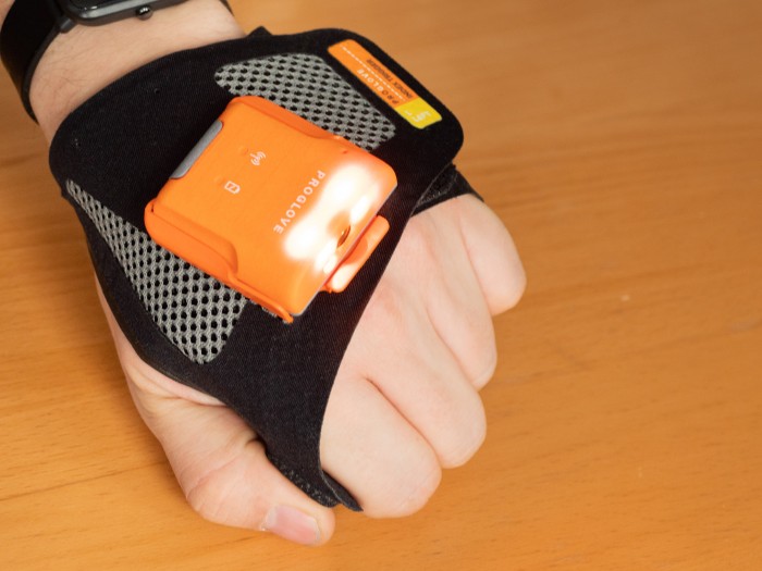 Bei Aktivierung des Scanners leuchtet zwei LED-Lampen im vorderen Bereich auf. (Bild: Thomas Hölzel/Golem.de)