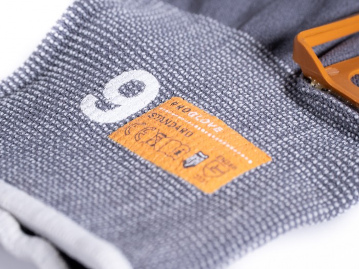 Die Handschuhe gibt es in verschiedenen Größen; sie sind als Verbrauchsgegenstand konzipiert und können nachgekauft werden. (Bild: Thomas Hölzel/Golem.de)