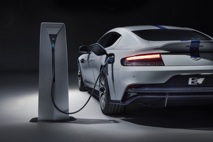 Es hat wie der Porsche Taycan ein 800-Volt-Ladesystem. (Bild: Aston Martin)