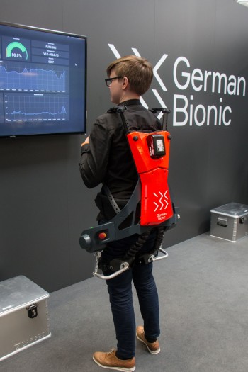 Das Exoskelett unterstützt mit Motorkraft ... (Bild: Werner Pluta/Golem.de)