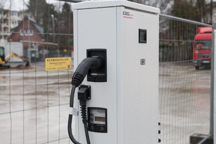 An den Wechselstrom-Ladern laden die Fahrzeuge über Nacht. (Bild: Werner Pluta/Golem.de)