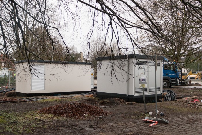 Für diese Ladeleistung benötigt Moia ordentlich Strom: An den beiden Transformatoren kommen 20 Kilovolt an. Die Leistung beträgt 2,5 Megawatt. (Bild: Werner Pluta/Golem.de)