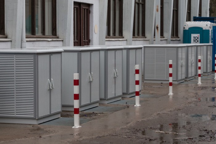 Sechs Powerboxen und zwei Coolboxen: Eine Powerbox versorgt jeweils zwei Schnelllader mit Gleichstrom. Coolboxen kühlen die Kabel beim Laden. Auf drei Powerboxen kommt eine Coolbox.  (Bild: Werner Pluta/Golem.de)