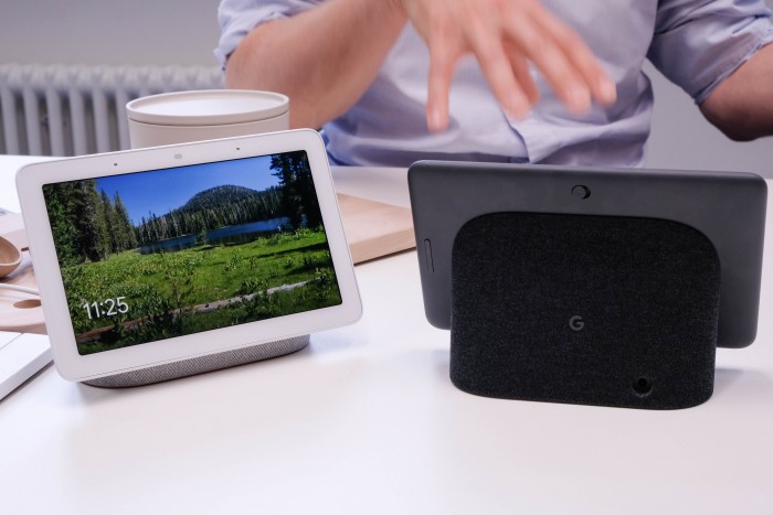 Googles Nest Hub von vorne und von hinten (Bild: Tobias Költzsch/Golem.de)