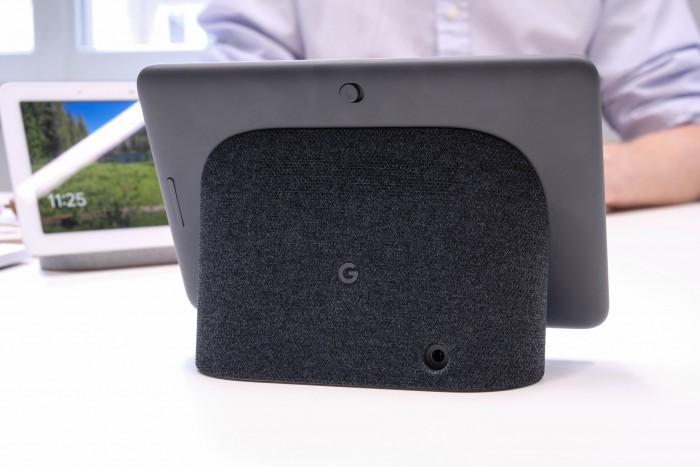 Der Schiebeschalter für das Stummschalten der Mikrofone ist auf der Rückseite des Nest Hub untergebraucht. (Bild: Tobias Költzsch/Golem.de)