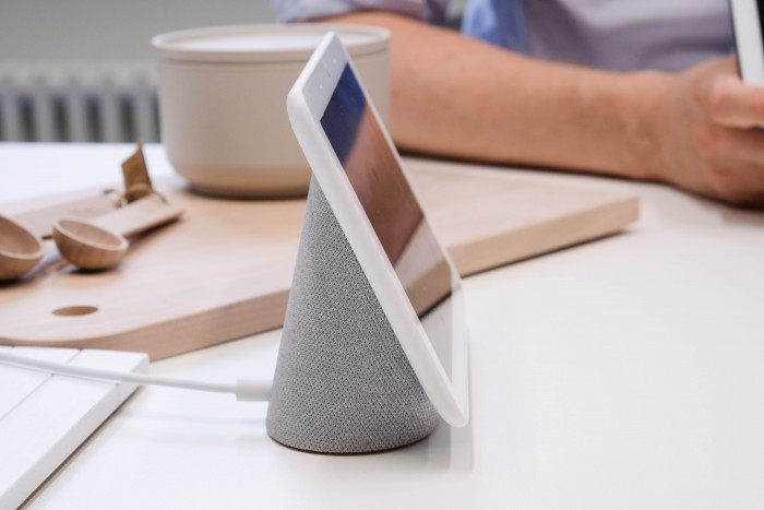 Nest Hub von der Seite (Bild: Tobias Költzsch/Golem.de)