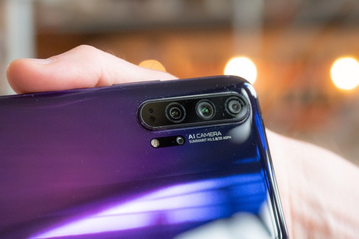 Honor 20 Pro - Hinweis von Honor: "Bei den gezeigten Geräten der Honor-20-Serie handelt es sich um Demoversionen, die sich in Aussehen und Funktion von der finalen Version unterscheiden können." (Bild: Heiko Raschke/Golem.de)