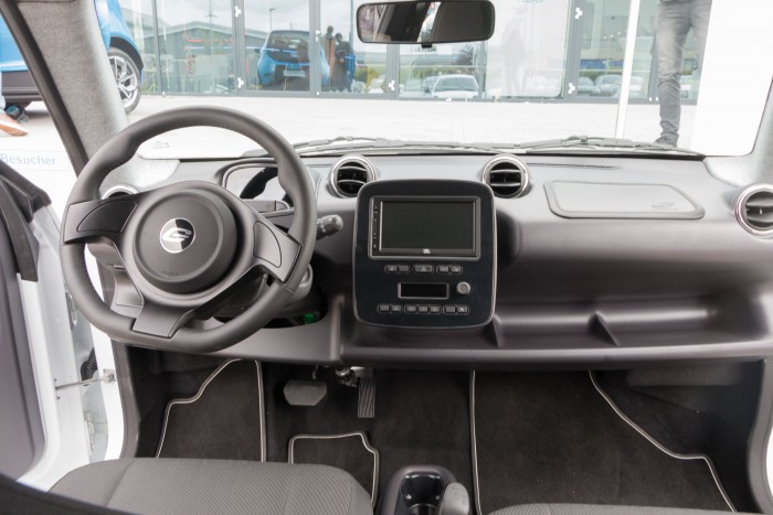 Die Inneneinrichtung ist spartanisch. Das Display in der Mitte ist bereits ein Extra. (Bild: Werner Pluta/Golem.de)