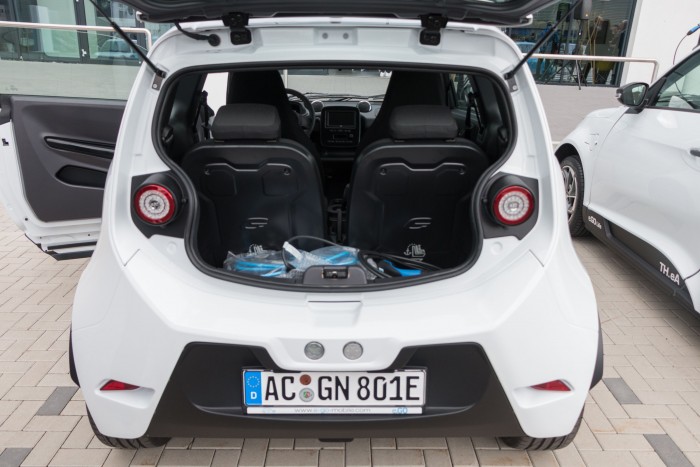 Viel Platz ist nicht im Kofferraum, Die beiden hinteren Sitze k&ouml;nnen aber nach vorn geklappt werden. (Bild: Werner Pluta/Golem.de)