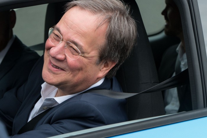 Ministerpr&auml;sident Armin Laschet freut sich &uuml;ber sein neues Auto. (Bild: Werner Pluta/Golem.de)