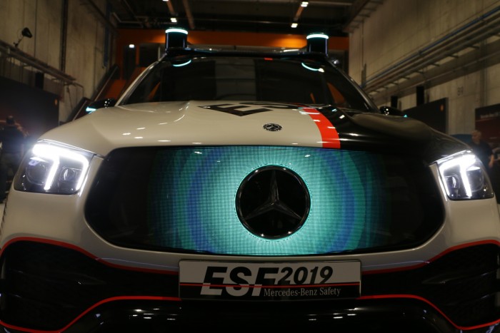 Auch das Frontpanel kann in der Signalfarbe Türkis leuchten.  (Foto: Friedhelm Greis/Golem.de)