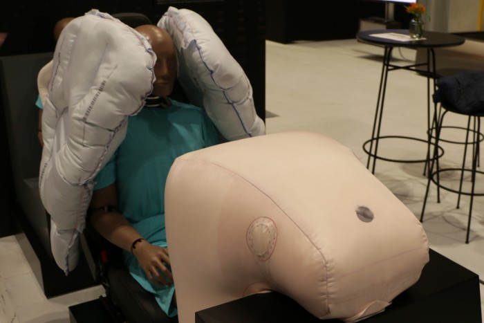 Neue Airbagkonzepte schützen den Fahrer unabhängig von der Position der Sitzlehne.  (Foto: Friedhelm Greis/Golem.de)