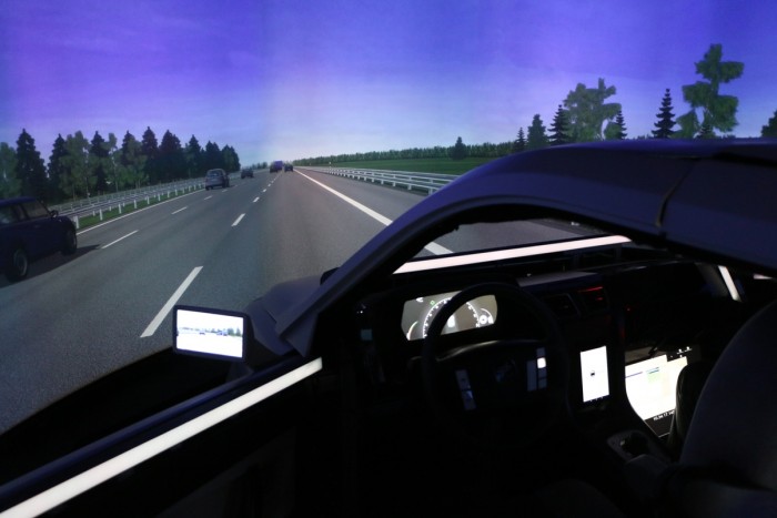 Das DLR simuliert die Übergabesituationen zwischen Computer und Fahrer. (Foto: Friedhelm Greis/Golem.de)