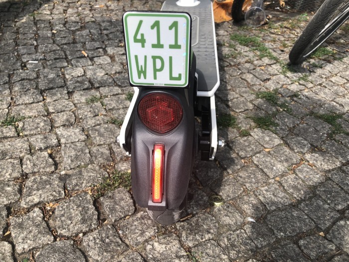 Lime-Tretroller mit Elektroantrieb (Bild: Andreas Donath)