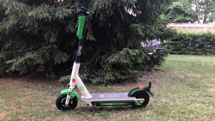 Lime-Tretroller mit Elektroantrieb (Bild: Andreas Donath)