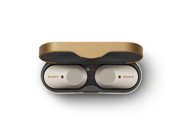 Die Kopfhörer können in einer Box aufbewahrt und geladen werden. (Bild: Sony)