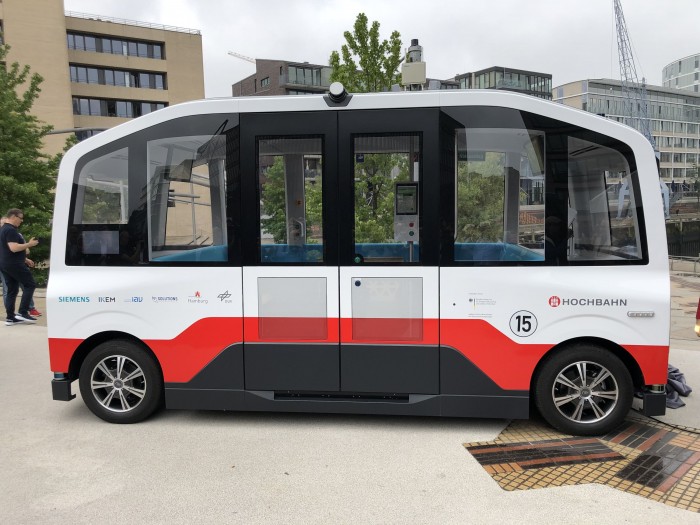 Es ist ein elektrisch angetriebener, autonom fahrender Kleinbus. (Bild: Dirk Kunde)