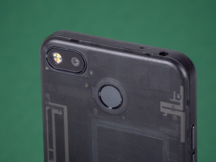 Unterhalb der Kamera ist ein Fingerabdrucksensor eingebaut. (Bild: Martin Wolf/Golem.de)