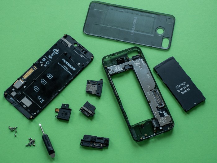 Interessant ist das Fairphone 3 nicht nur wegen seiner nachhaltigeren und faireren Produktion, sondern auch wegen der einfachen Reparierbarkeit. (Bild: Martin Wolf/Golem.de)
