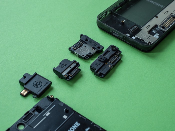 Das Fairphone 3 lässt sich fast komplett auseinandernehmen. So lassen sich die wichtigsten Komponenten einfach reparieren. (Bild: Martin Wolf/Golem.de)