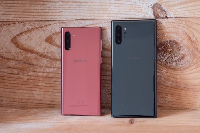 Die beiden Modelle sind sich in den Grundzügen ähnlich, Unterschiede gibt es unter anderem bei der Kamera. (Bild: Martin Wolf/Golem.de)