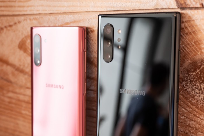 Beide Smartphones haben eine Dreifachkamera, beim Galaxy Note 10+ hat Samsung allerdings noch eine zusätzliche ToF-Kamera für die Entfernungsmessung verbaut. (Bild: Martin Wolf/Golem.de)
