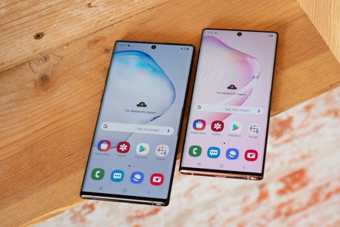 Das Galaxy Note 10+ ist mit einer Display-Diagonale von 6,8 Zoll merklich größer als das Galaxy Note 10 mit 6,3 Zoll. (Bild: Martin Wolf/Golem.de)