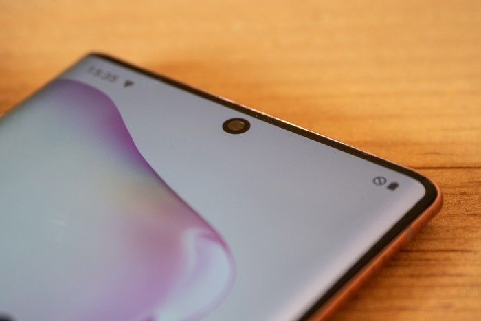 Die Frontkamera ist bei beiden Modellen direkt im Display verbaut. (Bild: Martin Wolf/Golem.de)