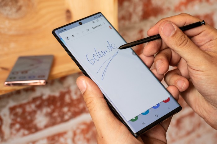 Mit dem S Pen können Nutzer unter anderem Notizen anfertigen, aber auch die Kamera-App fernsteuern. (Bild: Martin Wolf/Golem.de)