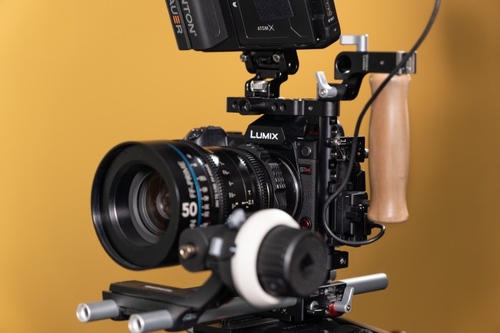 Die Lumix S1H bietet zahlreiche Anschlüsse für Zubehör. (Bild: Panasonic)