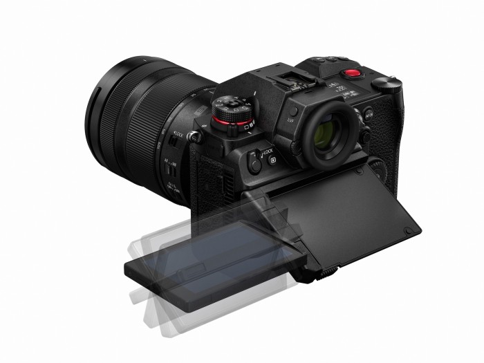 Der Touchscreen auf der Rückseite ist dreh- und schwenkbar. (Bild: Panasonic)